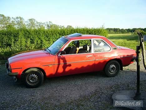 Opel Ascona B Solgt - kig lige på kabinen der er radselsfuld billede 6