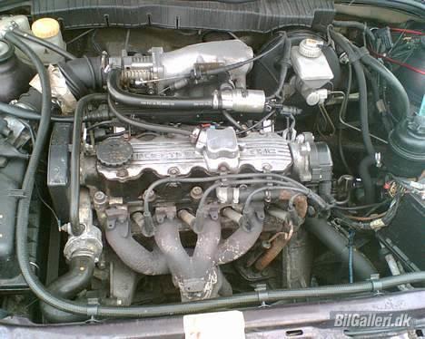 Opel Vectra 2.0i *Solgt**Milo* - Før jeg gav motoren en kærlig hånd billede 5