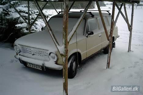 Lada 1300 * SOLGT * - Så kom der lidt sne, men det er ikke noget problem i en gammel russer. billede 8