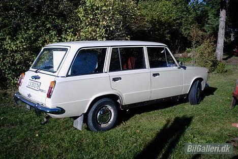 Lada 1300 * SOLGT * - Som altid er den lastet med noget. Her et gammelt køleskab. Intet problem for "den lille lastbil" billede 10