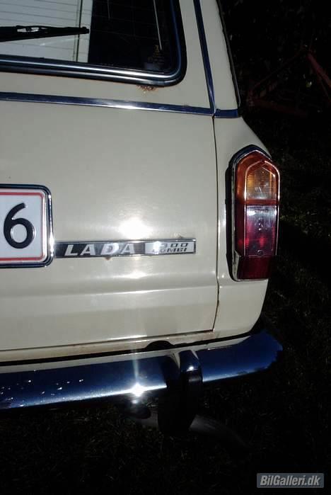 Lada 1300 * SOLGT * - Snigende overfladerust i kanterne. Her skimtes chromkofanger rammen og det nu for lange 1300 skilt billede 12