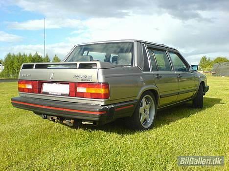 Volvo 740 - Bagenden af volvo´en ude i det dejlige danske sommer vejr... holder sig meget godt trods det er orginal lakering... snart 20år gammel... ;) billede 19