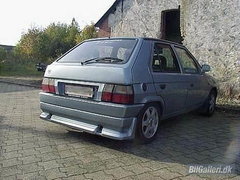 Skoda Favorit - jeg skal nok få taget nogle billeder når den er kommet i lyset igen. billede 1