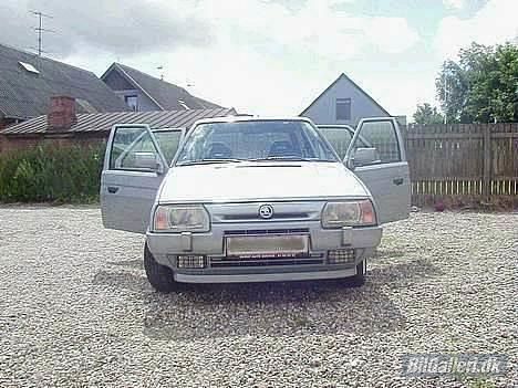 Skoda Favorit - Lygtevaskerne er blevet spartlet ud. billede 2