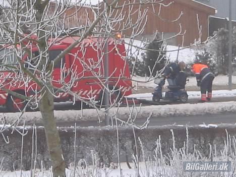 Mazda B2500 **SOLGT** - Falck trækker Spasser-tank fri i Viborg udenfor min skole... Og sådan går det når man køre på sommerdæk..... billede 17