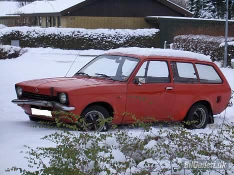 Opel  Kadett  C Caravan  - Trist bule hun har i fronten,da tidligere ejer har kysset lidt med en lygtepæl:o(! Der kommer den nyere front på fra en 78+ model med blinklygte ved forlygten. billede 1