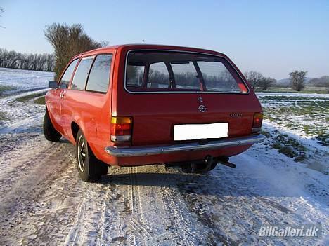 Opel  Kadett  C Caravan  - Bagenden er særdeles fin. Bemærk der tilgengæld ikke er nogen buler mm. her:o)! billede 2