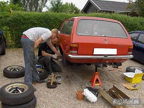 Opel  Kadett  C Caravan  - Så får hun sQ lige makket lidt nye stumper på så vi igen kan bremse det vilde dyr:o)   billede 5