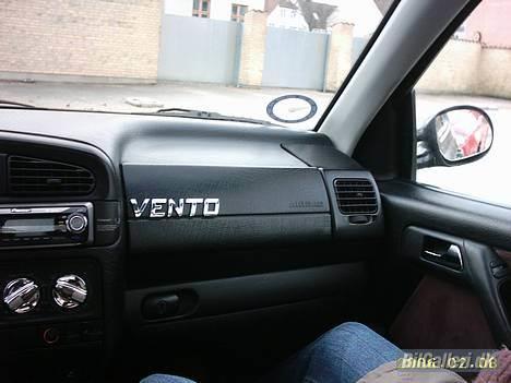 VW Vento ( SOLGT ) - Lige et billed hvor vi kan se mit lille eksperiment med vento bogstaver, passer godt til chrom dørhåndtagene og chrom knapperne til tænd og sluk for varme. billede 11