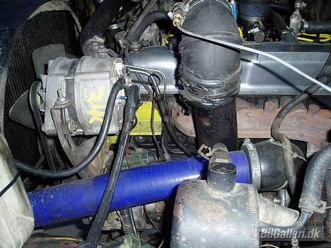 Toyota HJ 60 *gået på pension* - turbo siden af motoren. jo har 2 generatorer på til 24 og 12 volt billede 8