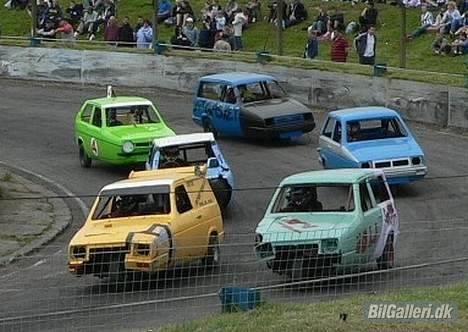 Mini Reliant Robin Super 850 - Bilen er fortiden meget populær i England, og det slider godt på dem. billede 14