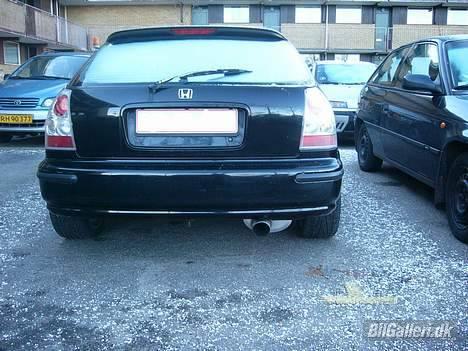 Honda Civic VTI *solgt* - Vil gøre bagpotten mere neutral, derfor får den nok en gang sort maling snart... Samme tur får emblemet... billede 5