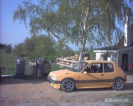 Peugeot 205 1,9 gti *solgt* - Nej, jeg bringer ikke post ud, selvom man godt kunne tro det, med den farve : ) billede 1
