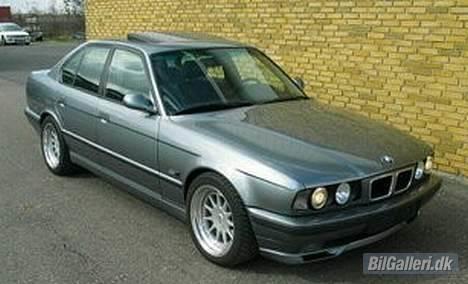BMW 540ia E34 - efter første prøvetur hos arne poulsen i herning.. som havde lånt den til udstilling... Stod på 17" hartge.. men de var da for små... billede 4