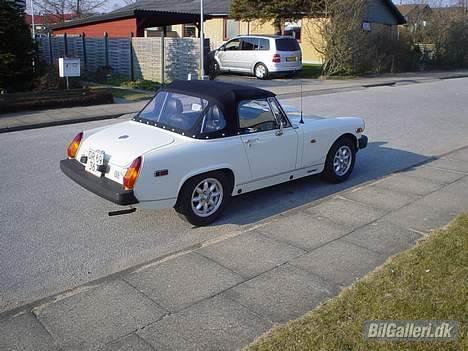 MG midget 1500 - bilede bagfra med de nye fælge og kaleche billede 3