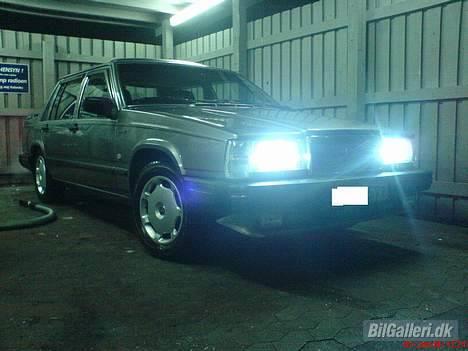 Volvo 740 - Som bilen ser ud nu d. 8 jan. med nye vinterdæk og originale hjulkapsler... og NYVASKET! billede 20