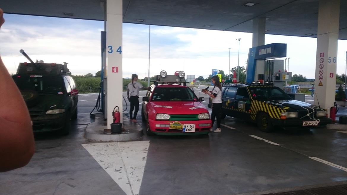 VW golf 3 variant Carbage Run - pitstop på en tankstation i kroatien hvor vi da lige skulle have vasket ruderne billede 15