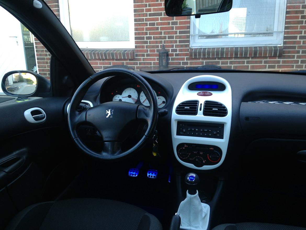 Peugeot 206 1,4 HDI S-line  - blå lys og hvide detalier  billede 4