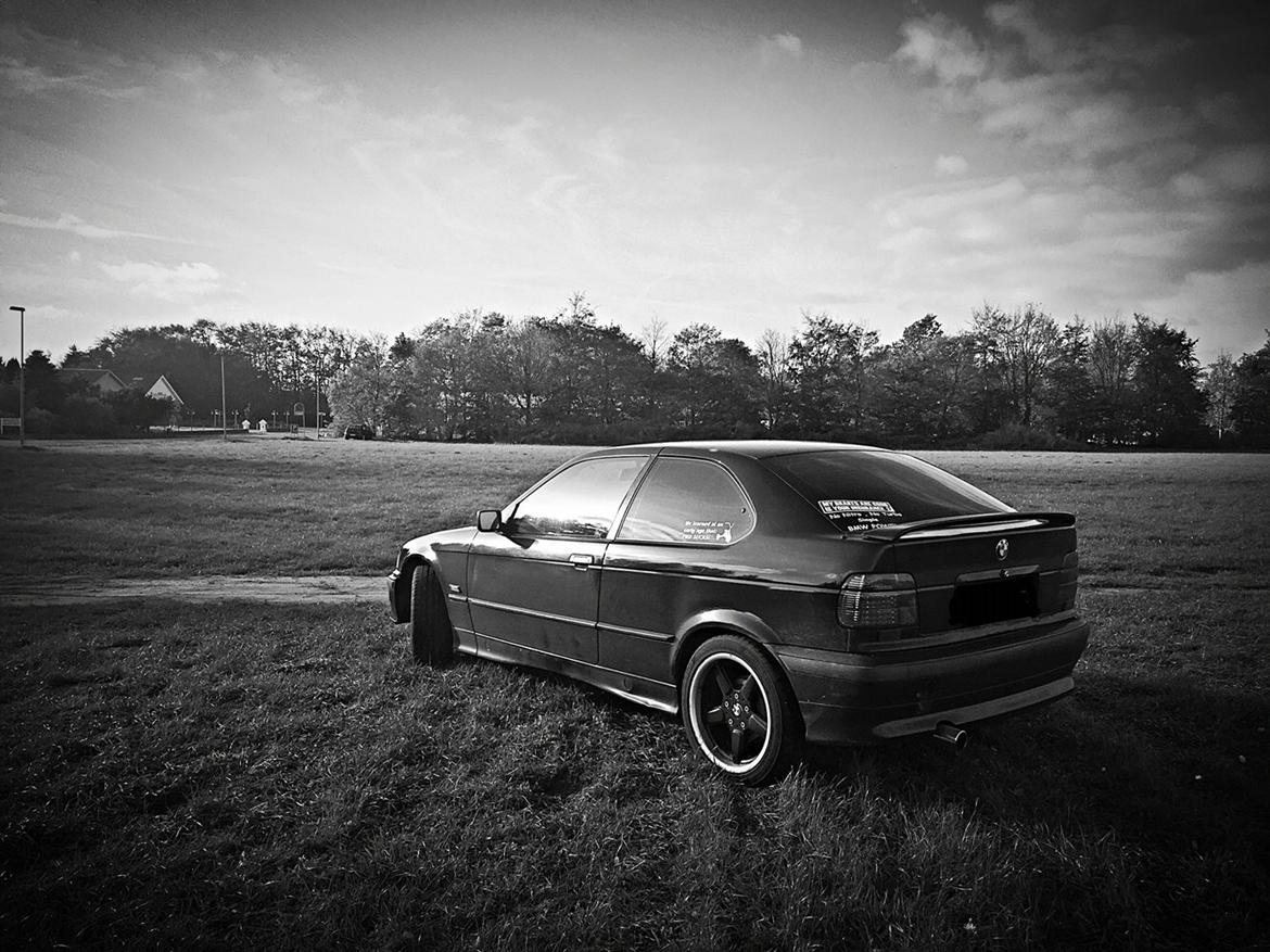 BMW 3' Serie - E36 316i Compact coupé - Photoshoot ude på marken. Her ses bagenden billede 16