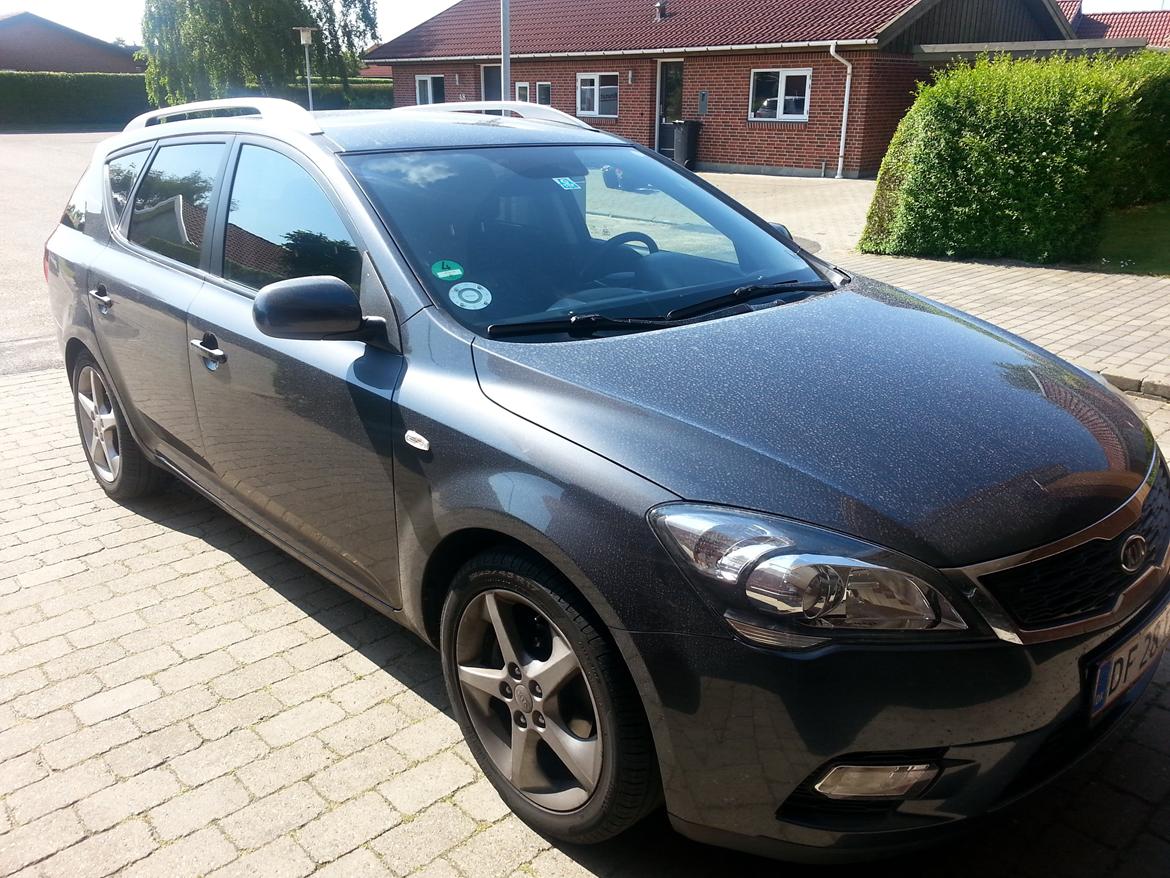 Kia Ceed SW - Sådan ser den ud efter 10 dage i Italien. Nypoleret lak, indtørrede regndråber og støv..!  billede 20