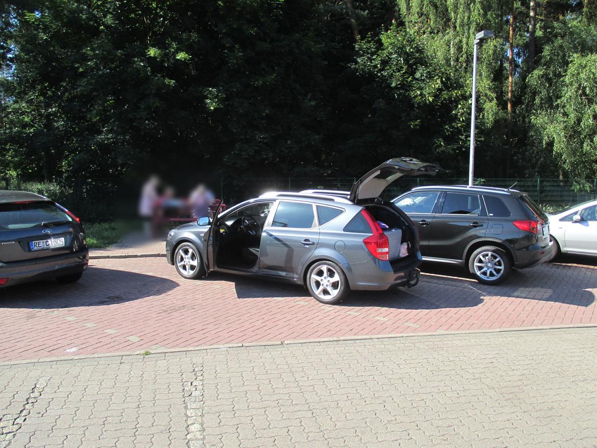 Kia Ceed SW - Pause på rasteplads i Tyskland, sommerferie 2015, sammen med følgebilen Suzuki Vitara billede 19