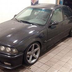 BMW e36 323i - totalskadet 
