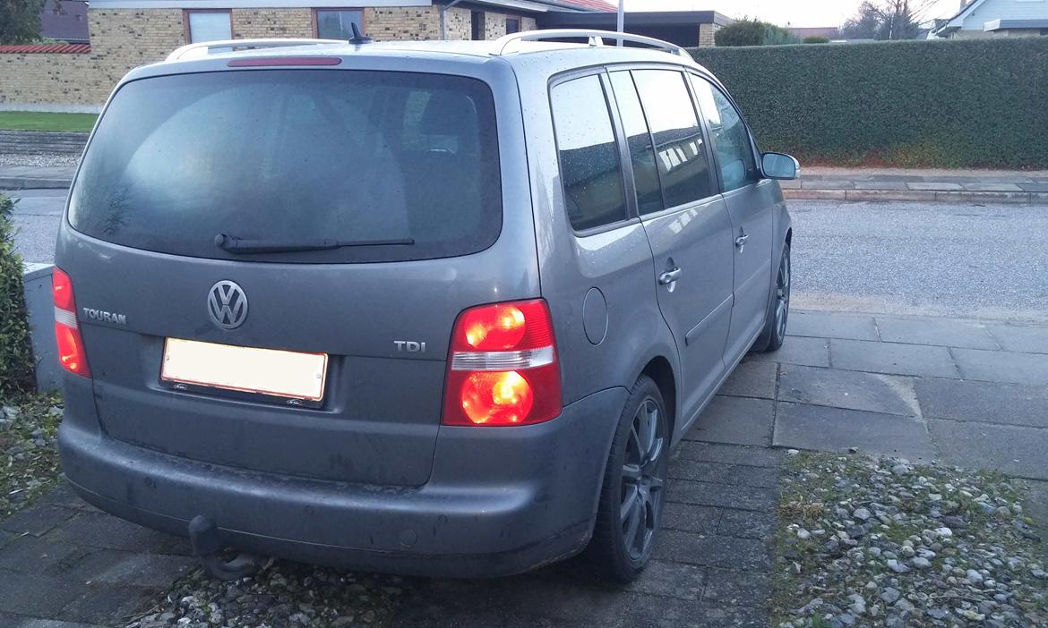 VW Touran 1.9TDi 105hk DSG 7p Highline - Dagen efter montering af ny Eibach undervogn. Stænklapper skraber ikke længere på ved op/nedkørsel over fortovskant. billede 5