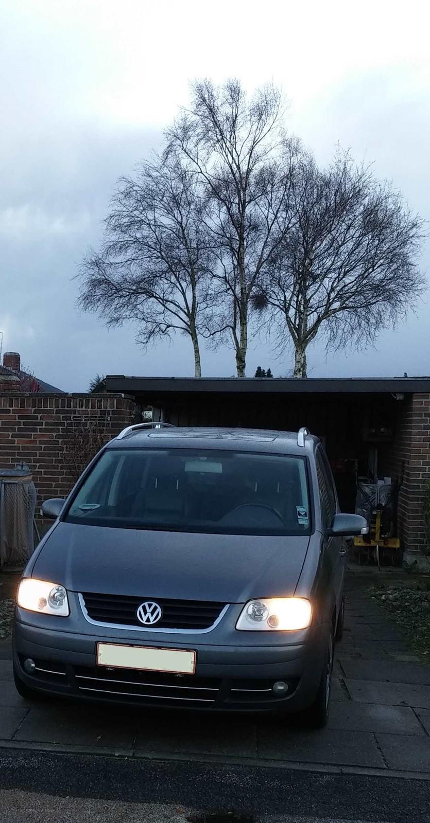 VW Touran 1.9TDi 105hk DSG 7p Highline - Den kan lige kantes ind i carporten. billede 4