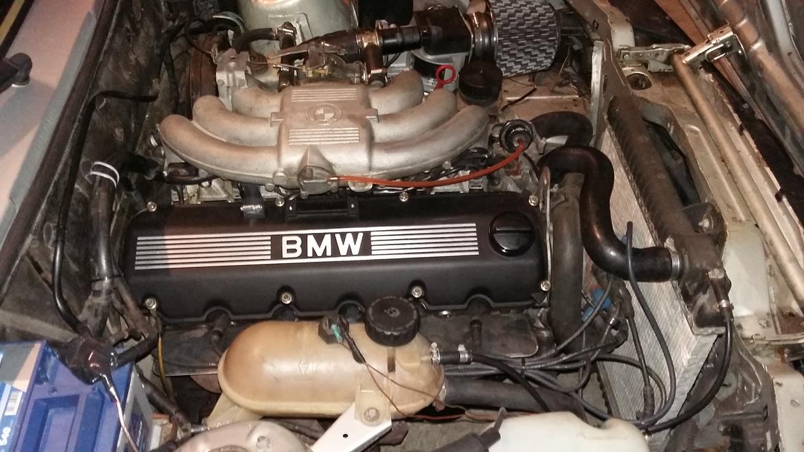 BMW E30 323i (325i) 4 dørs - Lige fået malet ventildæksel efter indstilling. billede 7