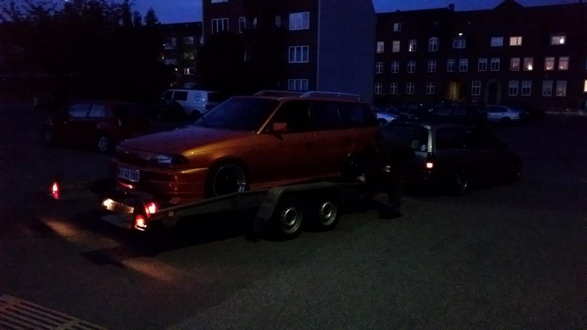 Opel Astra Irmscher Caravan - Ja, bundstykket i tændingslåsen gik sig en tur. Og når man ikke har trækkrog foran, må vi baglæns op. Hurra for store kofangere og lav undervogn :-( billede 25