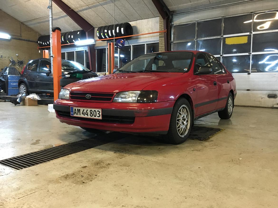 Toyota Carina E billede 1