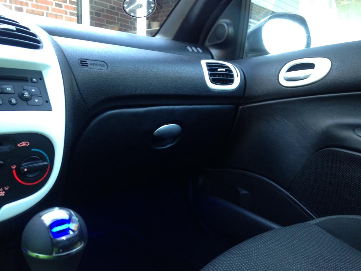 Peugeot 206 1,4 HDI S-line  - læder på dørside og front på hanskrum  billede 15