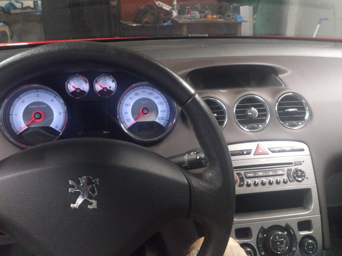 Peugeot 308 2.0 HDi Platinum - Rattet er blevet udskiftet med et RCZ rat. så der er aluindsatser i sidder og bund billede 12