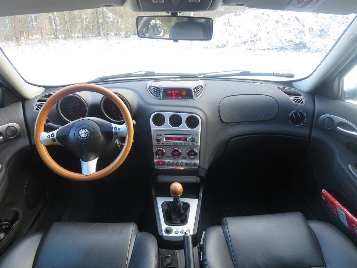 Alfa Romeo 156 RST 2.4 JTD 20V - Trærettet er jo nærmest en tradition i alfaer, men overvejer godt nok at skifte det og gearknoppen billede 8
