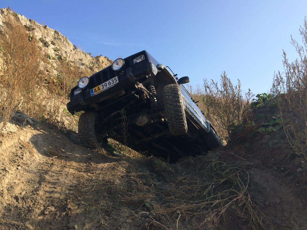 Jeep Cherokee XJ (Æh'jeeu) - Og den sidder heller ikke fast her ; ) billede 15