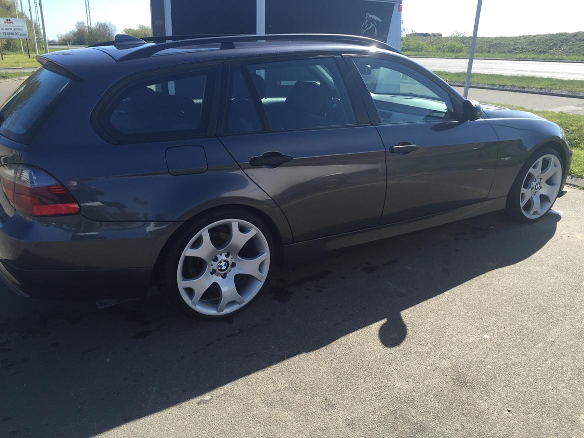 BMW E91 320d *SOLGT* billede 2