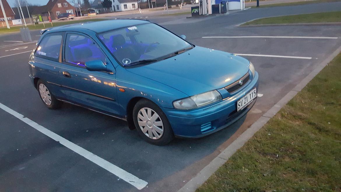 Mazda 323 billede 1