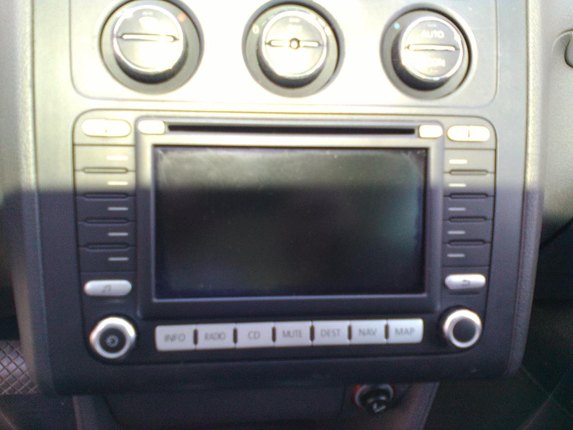 VW Touran 1.9TDi 105hk DSG 7p Highline - Original NAVI af første type som læser kortet fra DVD. Dermed er GPS antennen også den originale finne monteret bagude på taget. billede 8