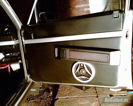 Alfa Romeo Alfetta 2000 - Så kom der bedre højttalere i dørene foran.. billede 5