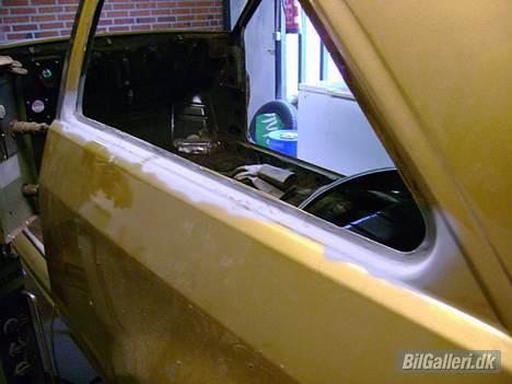 Ford Escort RS Turbo (projekt) - Gennemtæret rust ved venstre vindue skåret væk, og nyt materiale svejst i.. billede 6