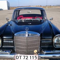 Mercedes Benz 220B heckflosse w111