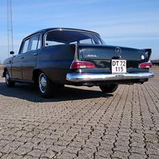 Mercedes Benz 220B heckflosse w111