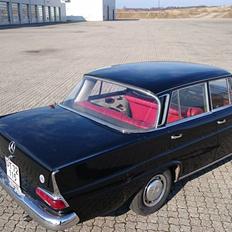 Mercedes Benz 220B heckflosse w111