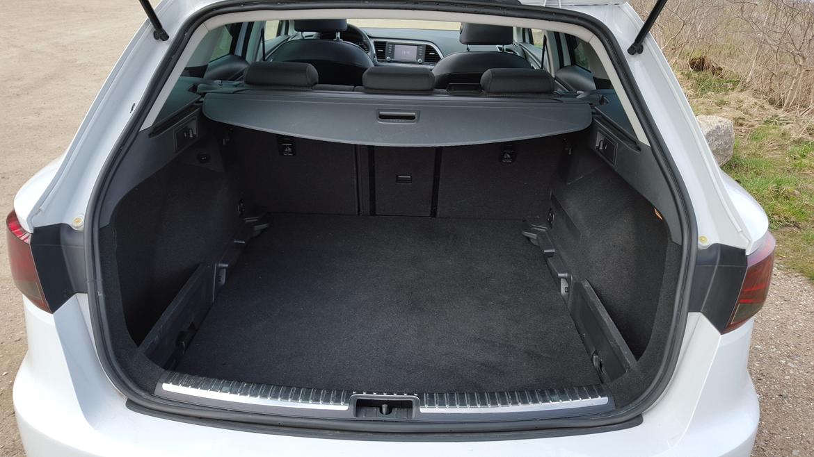 Seat Leon ST FR - ...687 liter. Lægger man bagsæderne ned, kan der være 1470 liter. billede 9