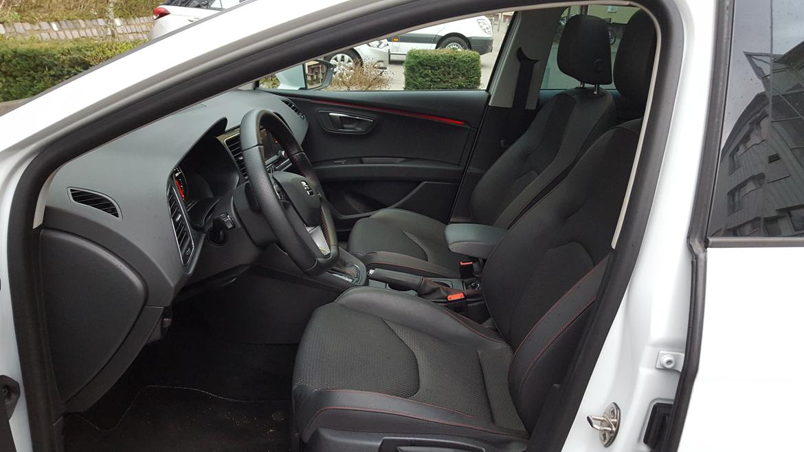 Seat Leon ST FR - Rødt LED-lys i siderne på fordørene når bilen er sat i "Sport". Hvidt i normal. billede 6