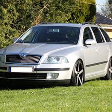 Skoda Octavia 2.0TDI DSG Elegance Combi (SOLGT)