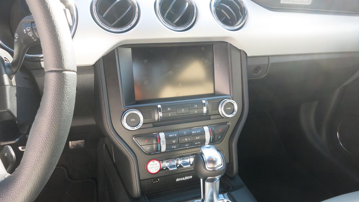 Ford Mustang Fastback GT - Aluvippekontakter, 8 tommer skærm og automatgear. billede 12