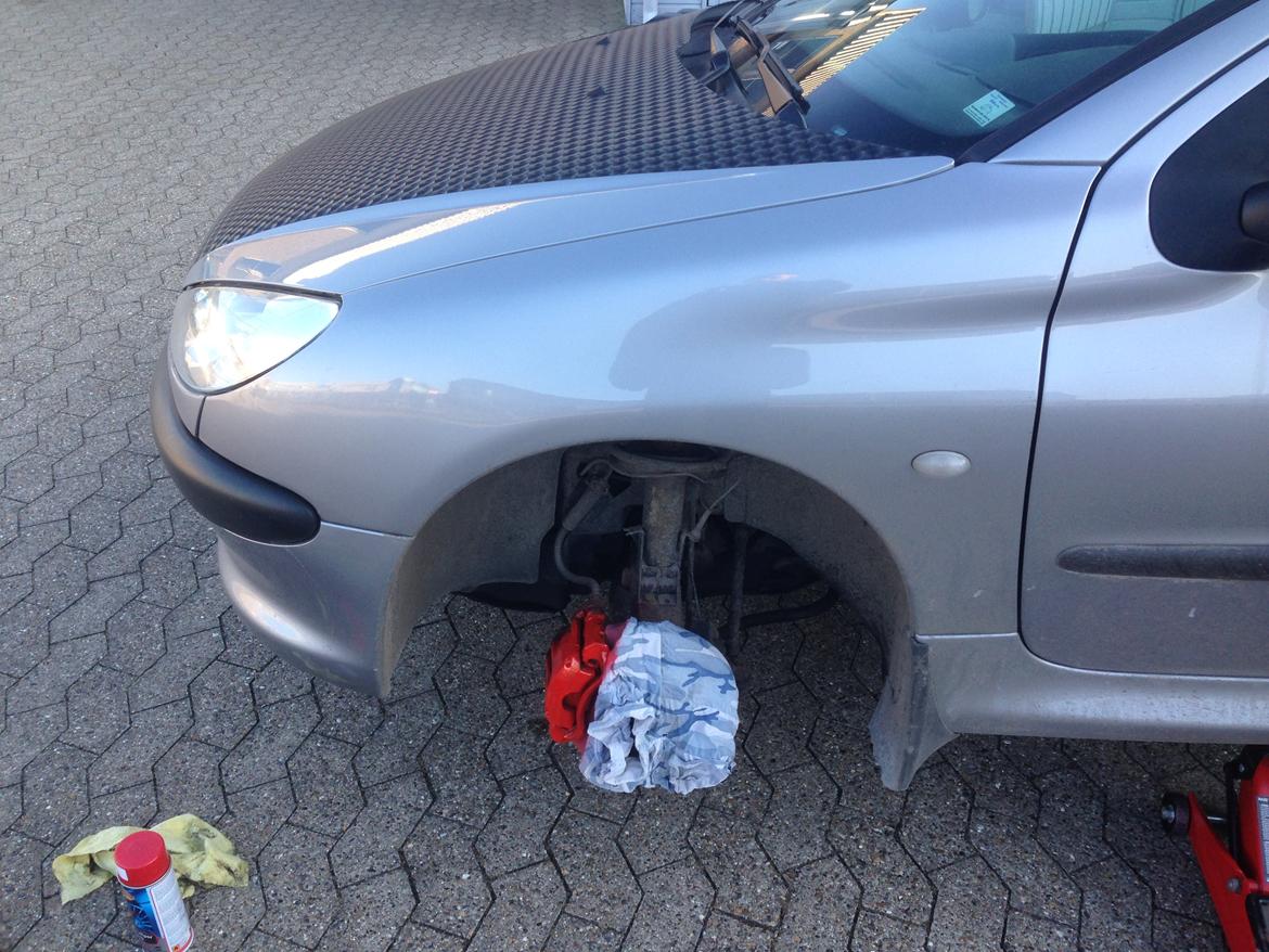 Peugeot 206 xr hdi RIP - Da jeg malede tromler og kaliberne røde på den billede 7