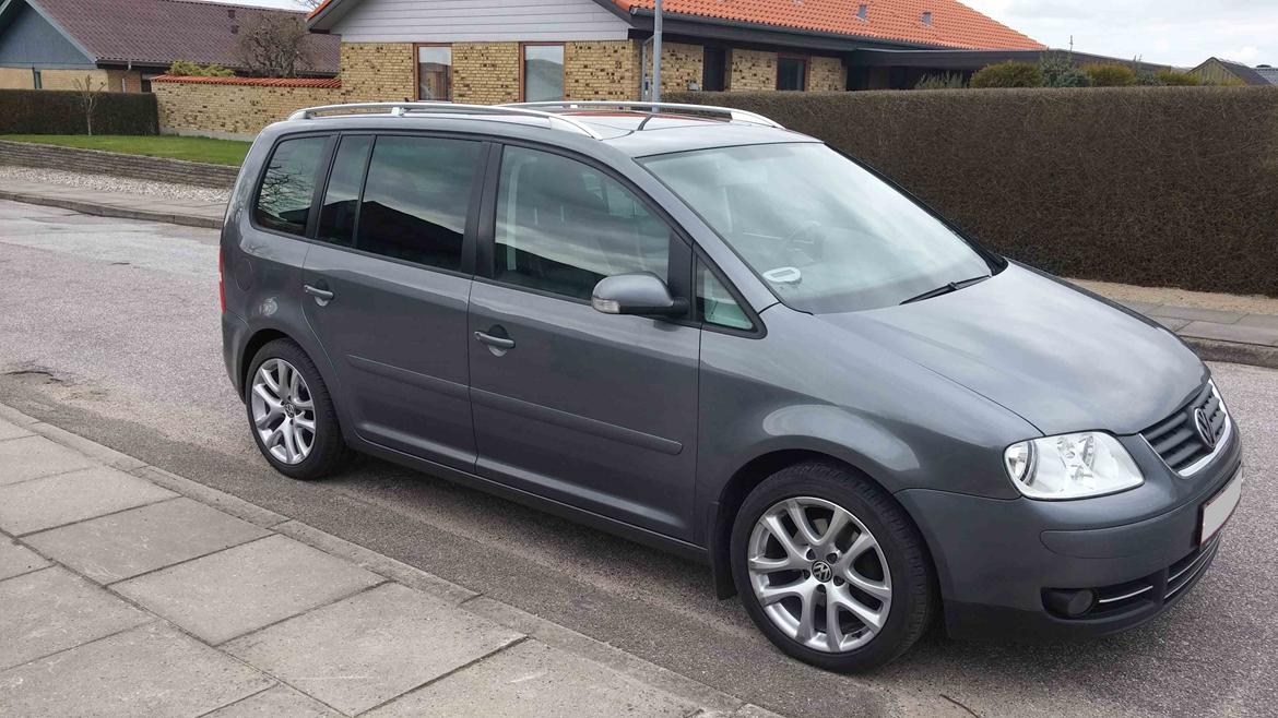 VW Touran 1.9TDi 105hk DSG 7p Highline - Femte sæt fælge og dem her skiller jeg mig ikke af med lige med det samme. billede 1