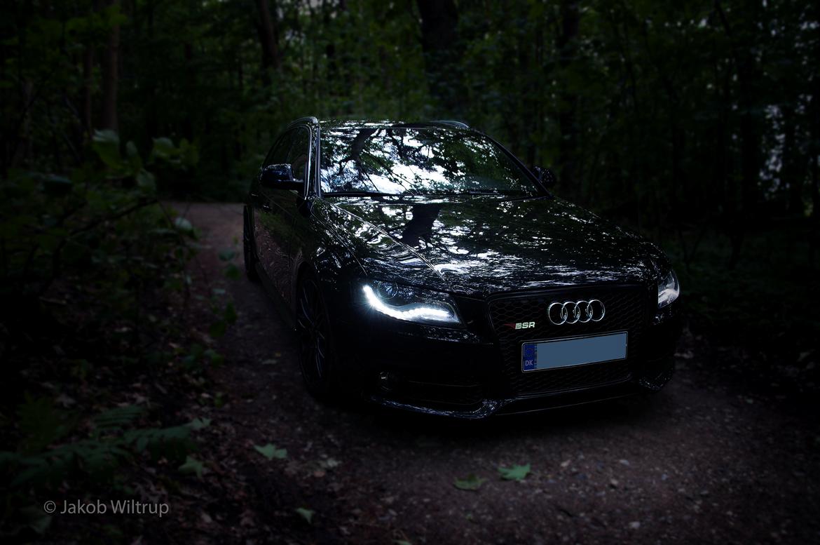 Audi A4 B8 *TYSKEREN* BSR - så fik jeg lige taget et par "ordentlige" billeder som den står nu, med komplet honeycomp front, s-line skørter og sorte CSM fælge billede 1